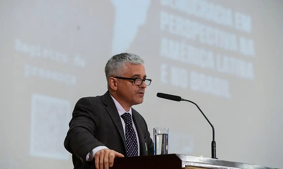 Brasil defendeu democracia melhor que EUA, diz professor de Harvard