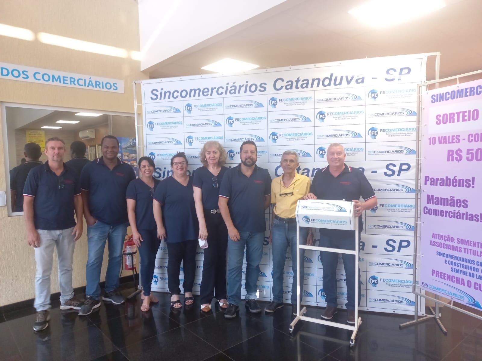 Sincomerciários de Catanduva sorteia 10 cheques vales-compras em campanha do Dia das Mães