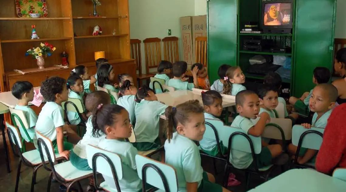 Mais de 2 milhões de crianças no país estão sem vagas em creches