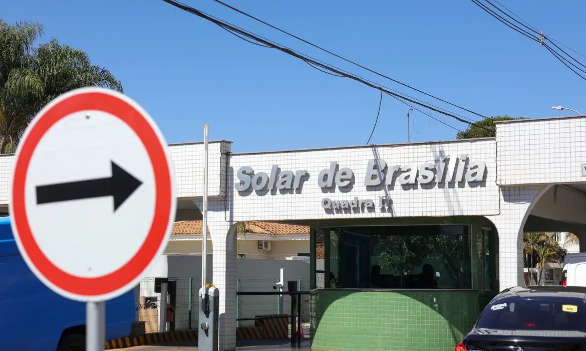 Moraes notifica governo do DF sobre monitoramento de Bolsonaro