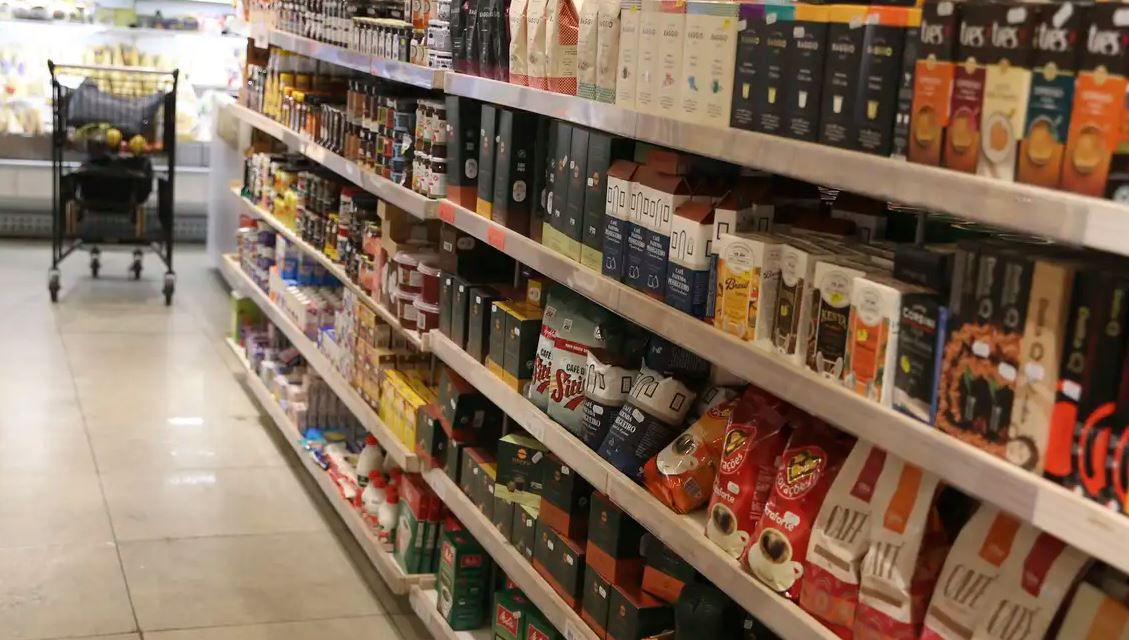 Varejo cresce 1% em fevereiro e atinge patamar recorde, diz IBGE