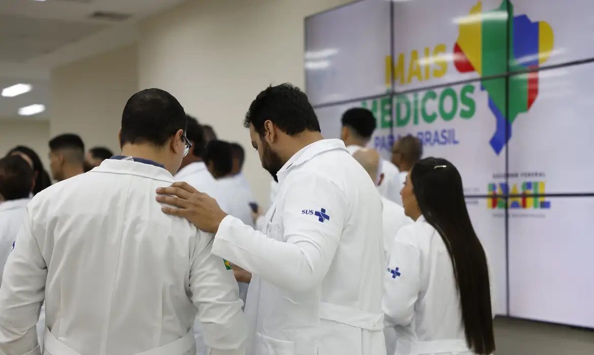 Estudantes de baixa renda de curso de medicina terão ajuda do governo
