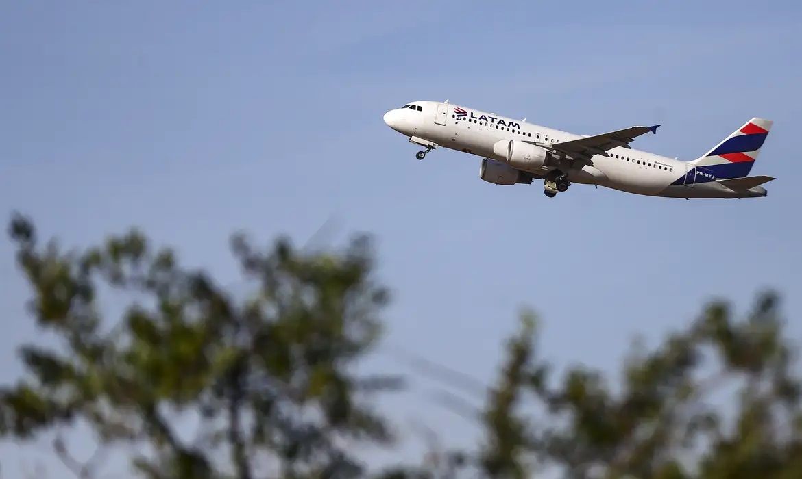 Latam anuncia compra de 24 aviões da Embraer