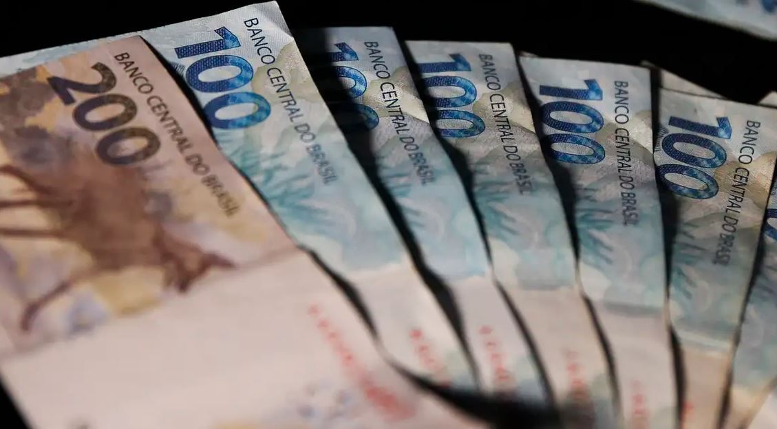 Juros de cartão de crédito sobem e atingem 421,3%