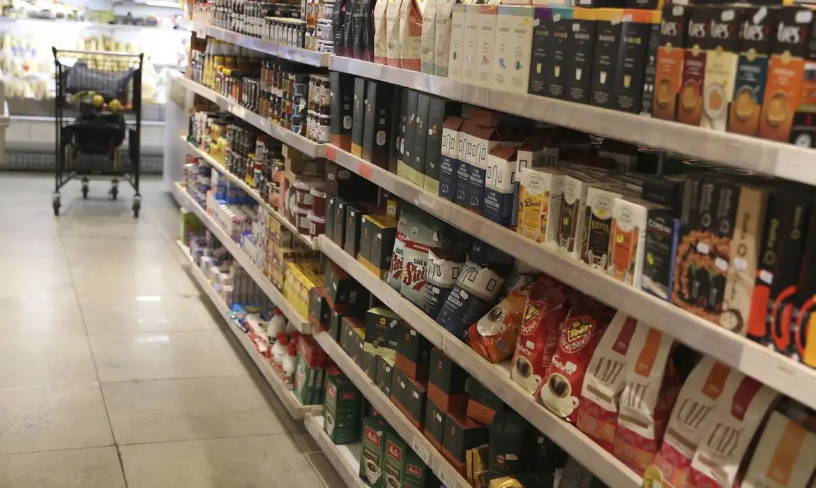 Consumo em supermercados cresceu 4% em julho