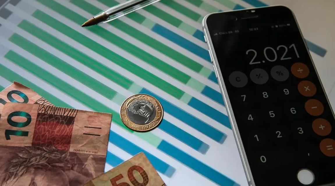 Mercado financeiro reduz previsões para inflação e câmbio