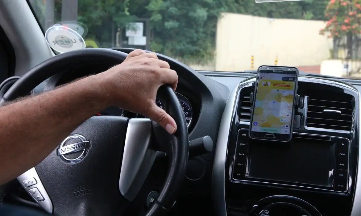 Sancionado crédito consignado para CLT, incluindo motoristas de app