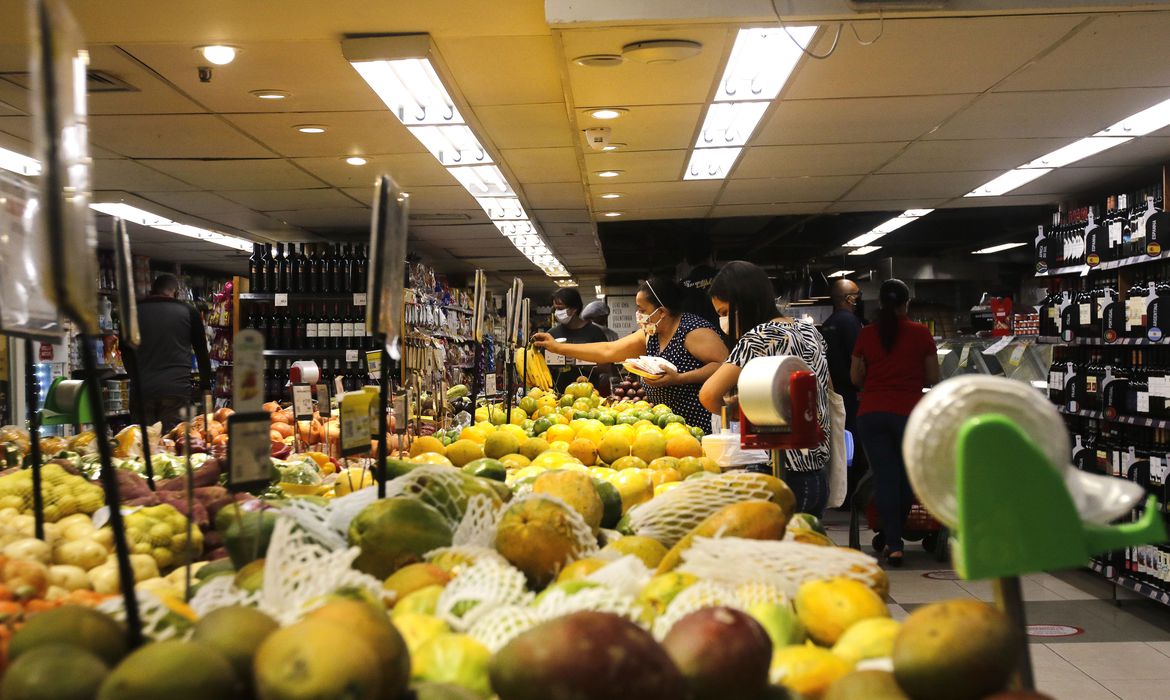 Confiança do Consumidor cresce 7,7 pontos em julho, diz FGV