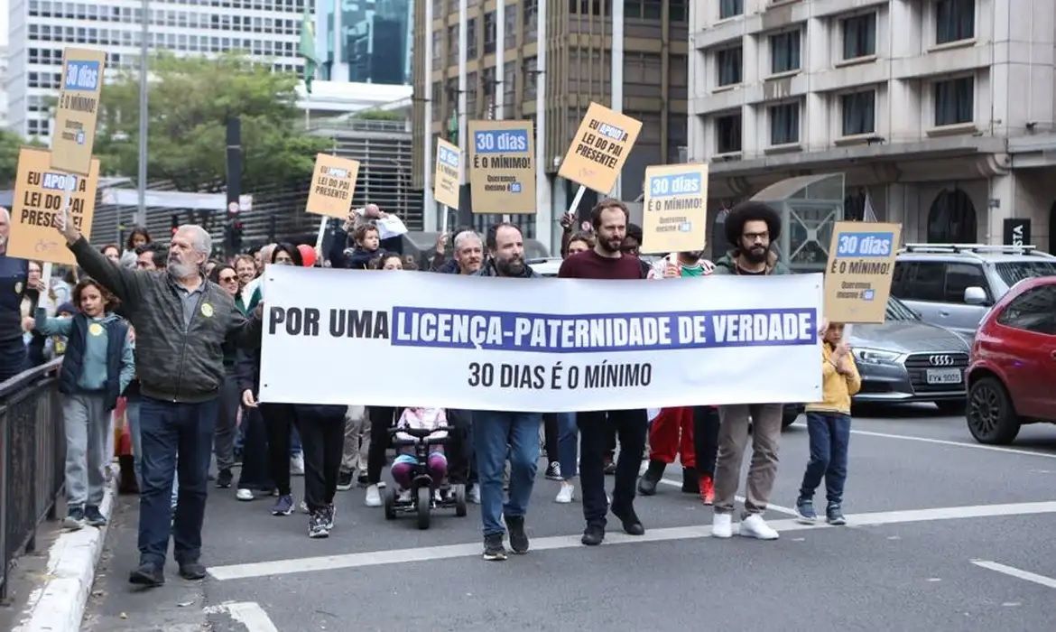 Manifestações em quatro cidades pedem ampliação da licença-paternidade