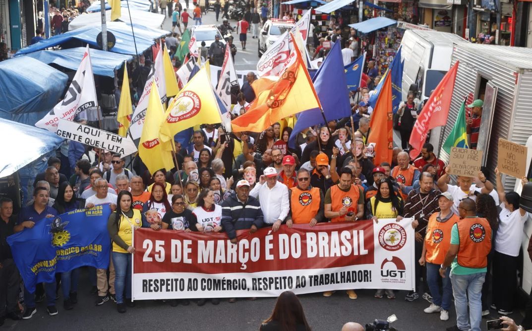 Comerciários de São Paulo protestam na 25 de Março contra tarifas de Trump