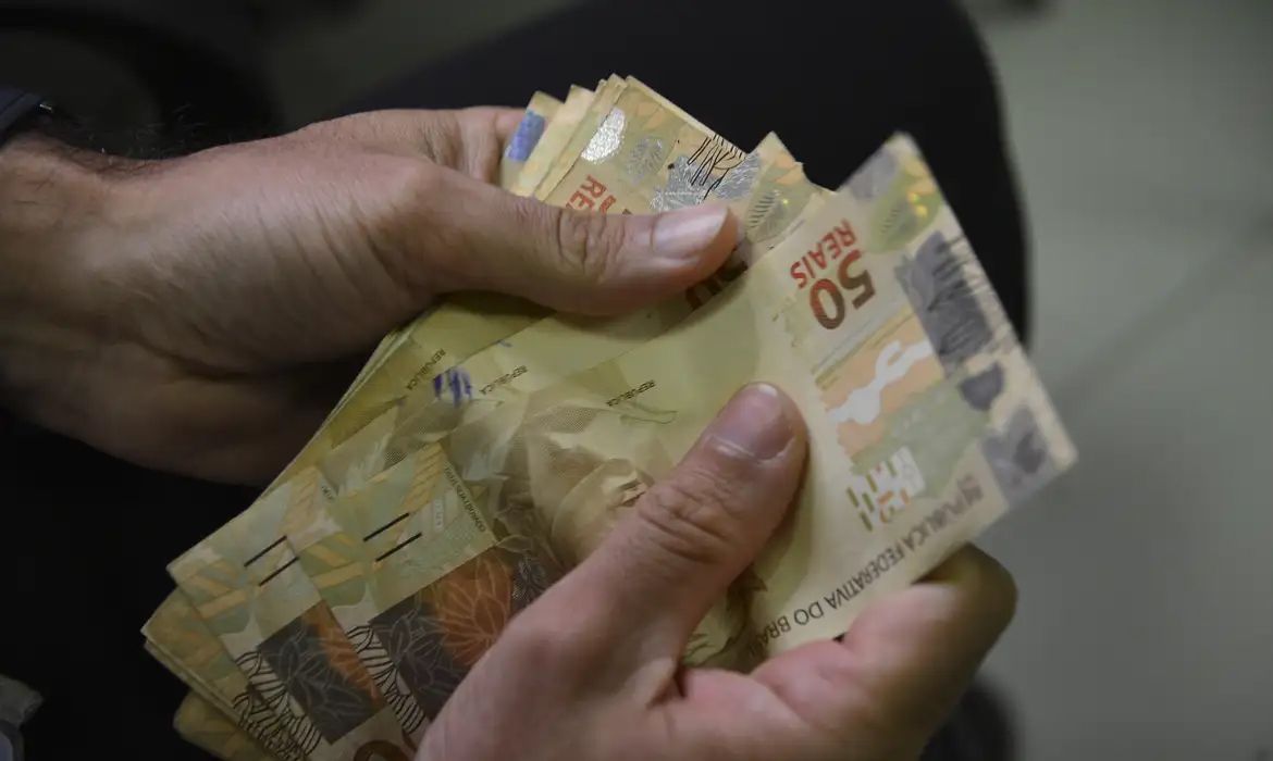 Salário mínimo de R$ 1.412 começa a ser pago nesta quinta
