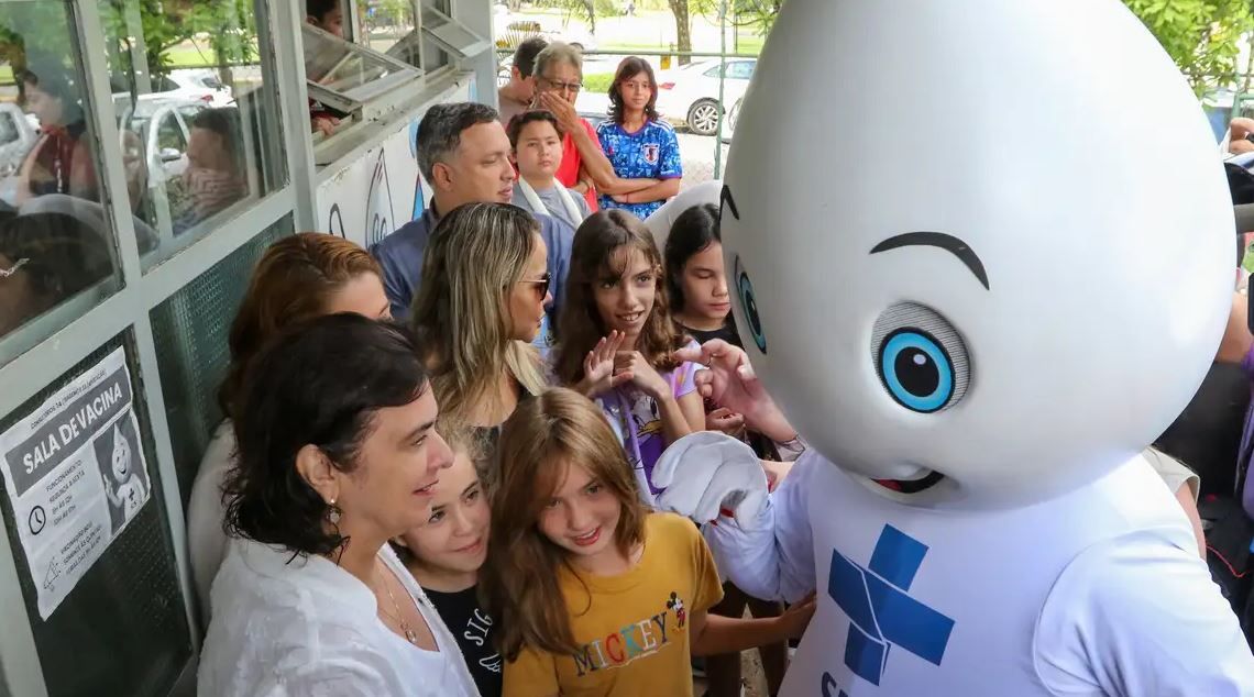 Momento histórico, diz ministra sobre início da vacinação de crianças